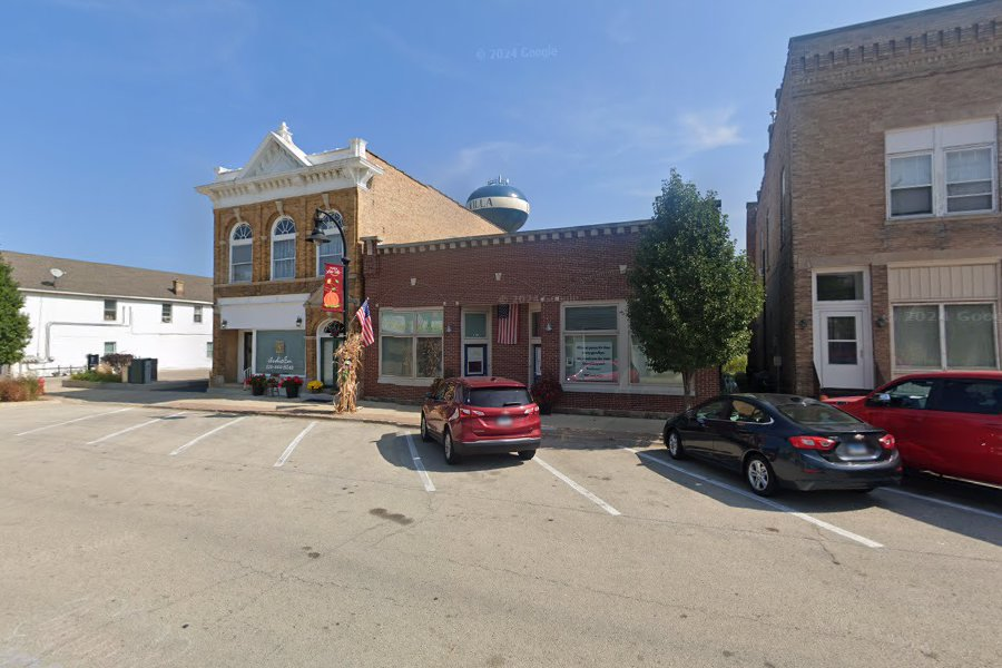 Tangles Salon storefront on Cedar Ave, Lake Villa